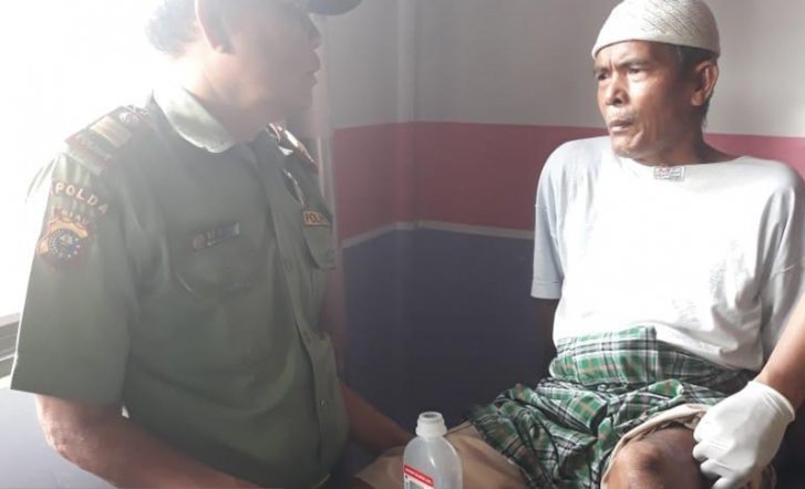  Maswir, warga yang menjadi korban serangan buaya (kanan), mendapatkan perawatan medis di Kabupaten Kuantan Singingi, Riau, Selasa 25 Juni 2019. (Foto: Antara/BBKSDA Riau)