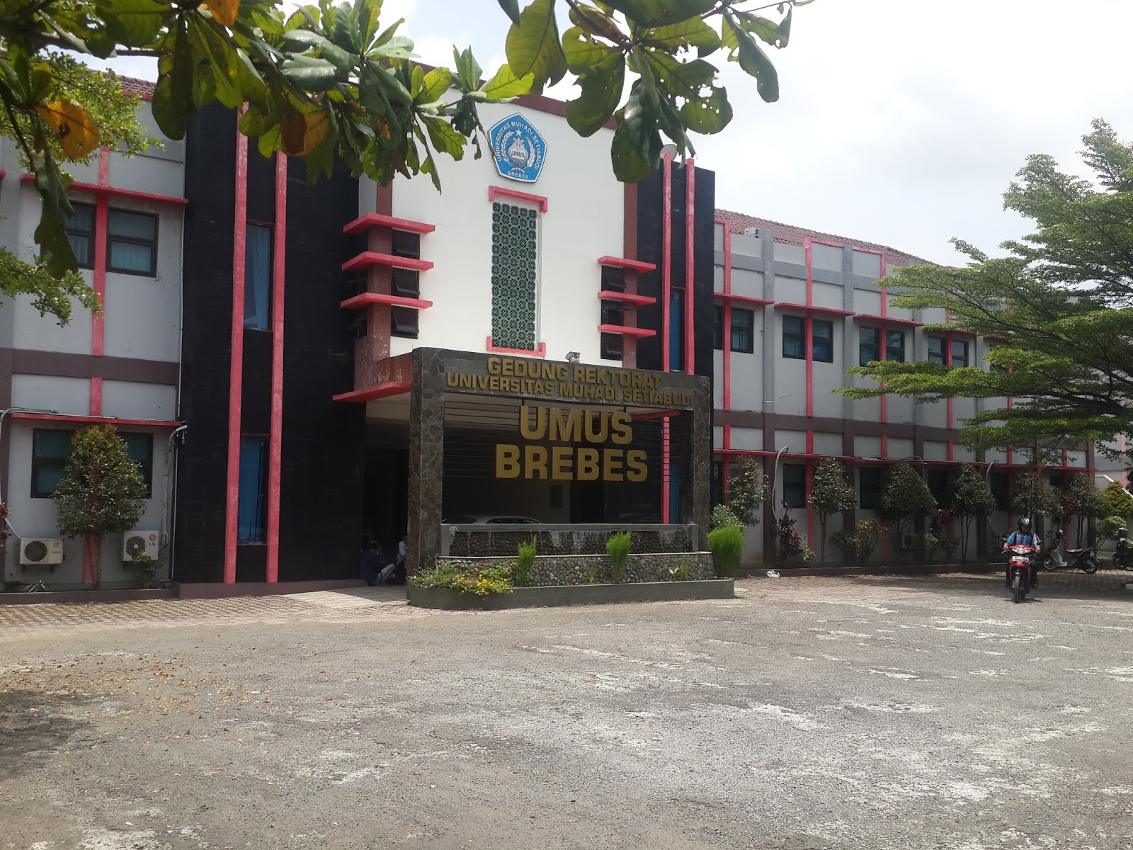 Universitas Muhadi Setiabudi atau Umus, Brebes, Jawa Tengah.