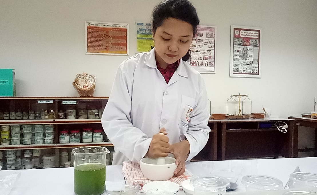 Eka Lutfia, mahasiswa UKWMS yanh berhasil mengembangkan shampo yang berasal dari daun teh hijau.  (Foto: Pita/ngopibareng.id)