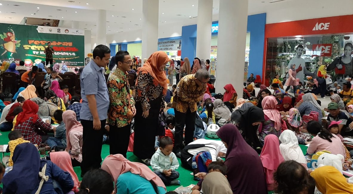 Rektor Unusa, Prof. Dr. Ir Achmad Jazidie, MEng saat menyapa anak-anak usia dini beserta orangtua yang mengikuti festival anak se-Surabaya.  (Foto: Pita/ngopibareng.id)