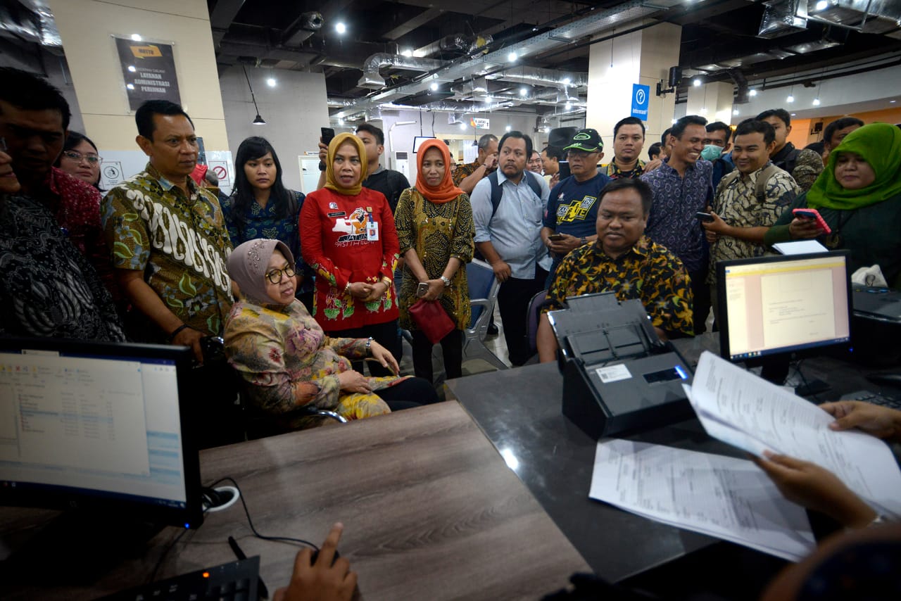 Wali Kota Surabaya Tri Rismaharini saat meresmikan kantor Siola. (Foto: Alief/ngopibareng.id)