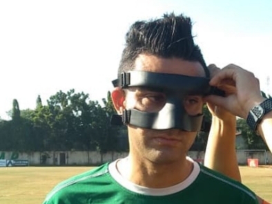 Bek Persebaya, Otavio Dutra kenakan masker saat latihan.
