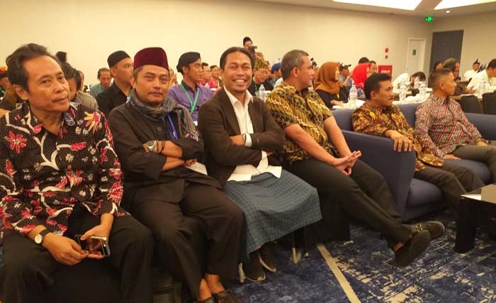 Kepala Dinas Budpar Jatim Sinarto (kedua dari kanan) dan Ketua DKJT 2014-2019 Taufik Monyong (ketiga dari kiri) pada acara pembukaan Musda DKJT di Hotel Luminor Sidoarjo, Selasa malam. (Foto:m.anis)