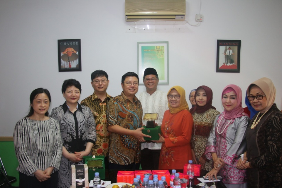 sejumlah Non-Government Organisation (NGO) atau Lembaga Swadaya Masyarakat China, di  Klinik Yayasan Kesejahteraan Muslimat Nahdlatul Ulama (YKM NU) di Jakarta.