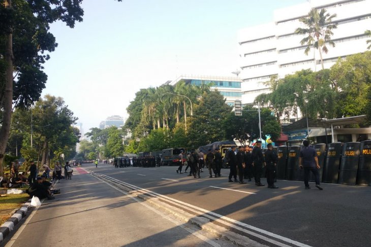 Sejumlah aparat kepolisian berjaga di depan Gedung Mahkamah Konstitusi untuk persiapan pengamanan unjuk rasa Gerakan Kedaulatan Rakyat pada Selasa 26 Juni 2019. (Foto: dok/antara)