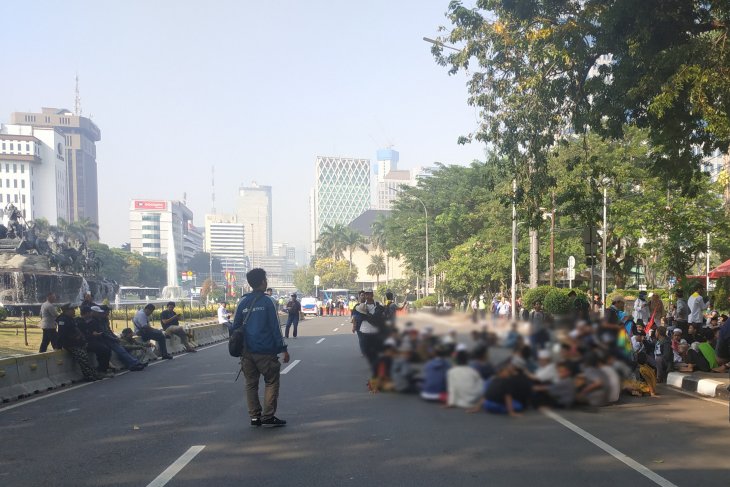 uluhan remaja ikut dalam aksi bertajuk Tahlil Akbar 266 di kawasan Patung Kuda Monas, Jakarta, Rabu, 26 Juni 2019. (Foto: Antara/Boyke Ledy Watra)