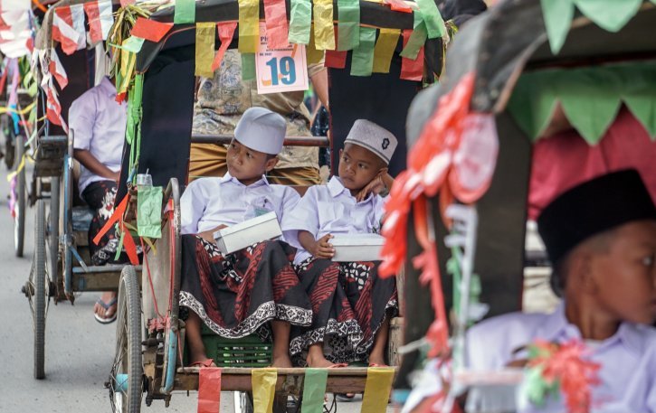  Ilustrasi-Sejumlah anak peserta khitan massal mengikuti kirab menaiki becak di Pekalongan, Jawa Tengah, beberapa waktu lalu. (Foto: Antara/Harviyan Perdana Putra)