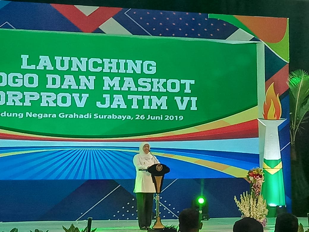 Gubernur Jawa Timur, Khofifah Indar Parawansa memberikan sambutan launcing logo dan maskot Porprov jatim di gedung Negara Grahadi. (Foto: Faiq/ngopibareng.id)