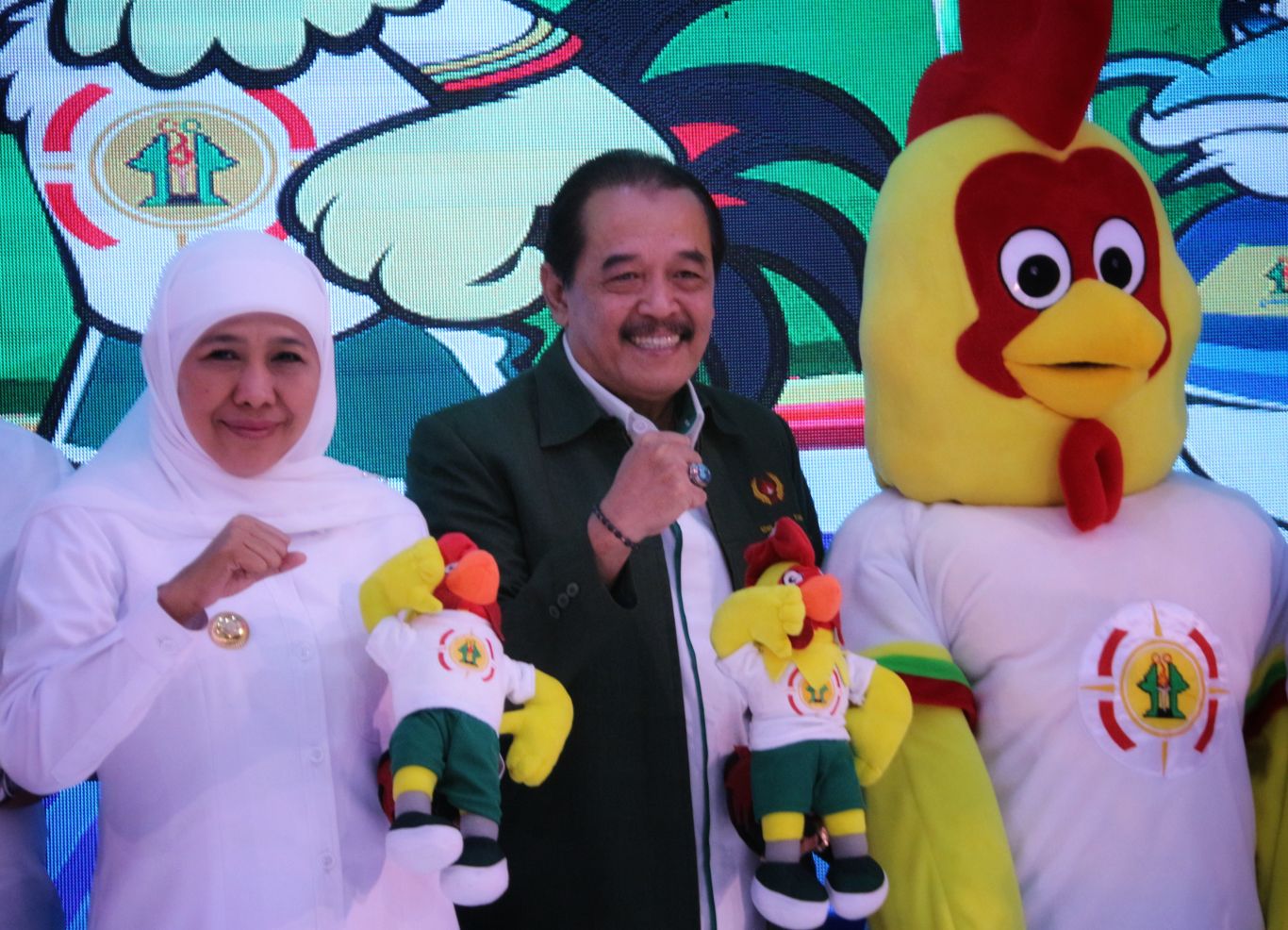 Gubernur Khofifah Indar Parawansa dan Ketua KONI Jawa Timur Erlangga Satriagung. (Foto:Haris/ngopibareng.id)