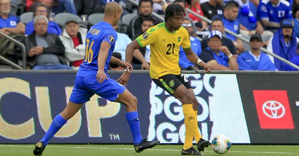 Jamaika (kuning-hijau-hitam) lolos ke perempat final Piala Emas dengan status juara Grup C. (Foto: Twitter/@GoldCup) 