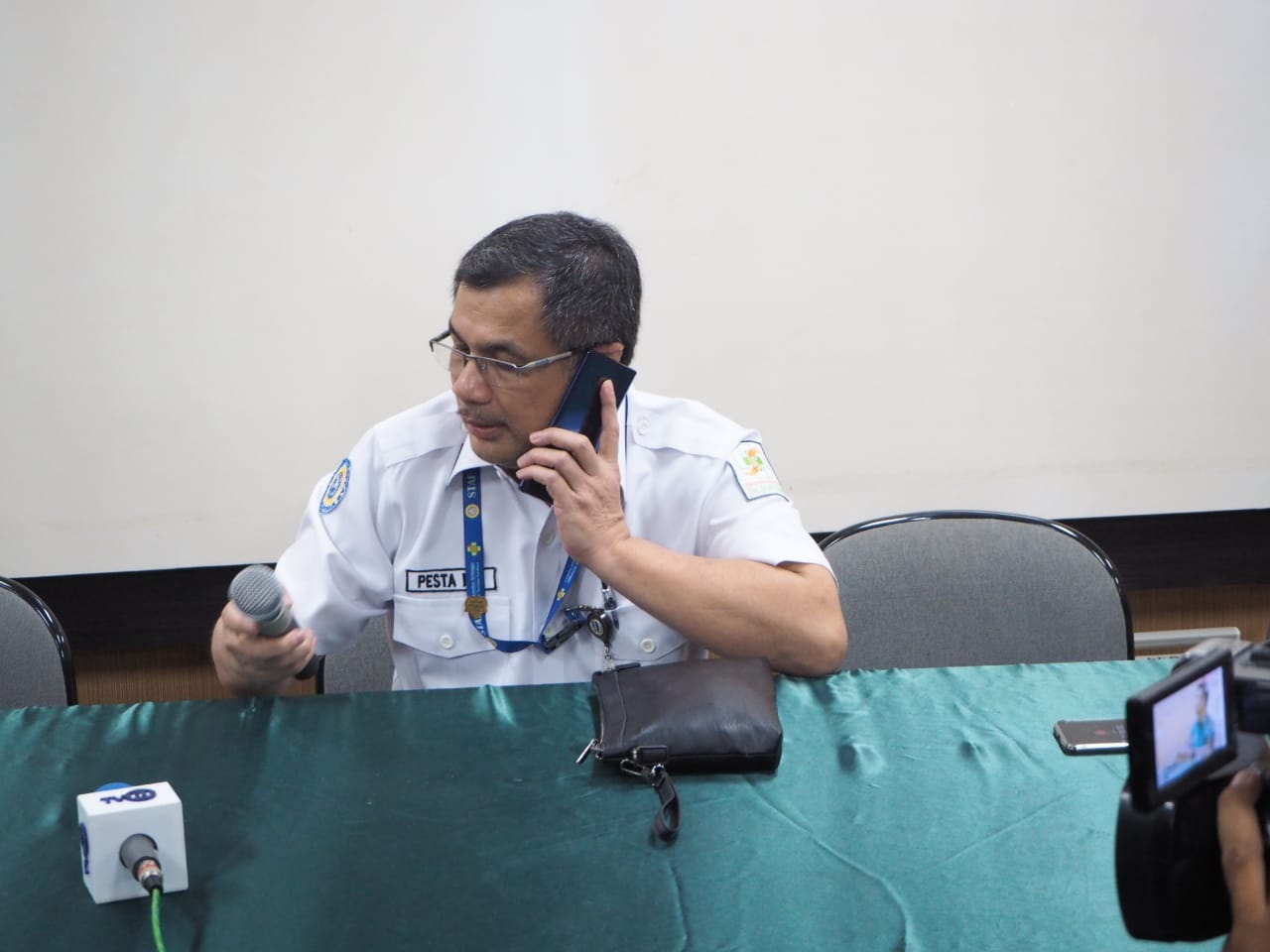 Humas RSUD dr. Soetomo, Pesta Parulian, saat memberikan keterangan pers terkait kondisi Risma. (Foto:Alief/ngopibareng.id)