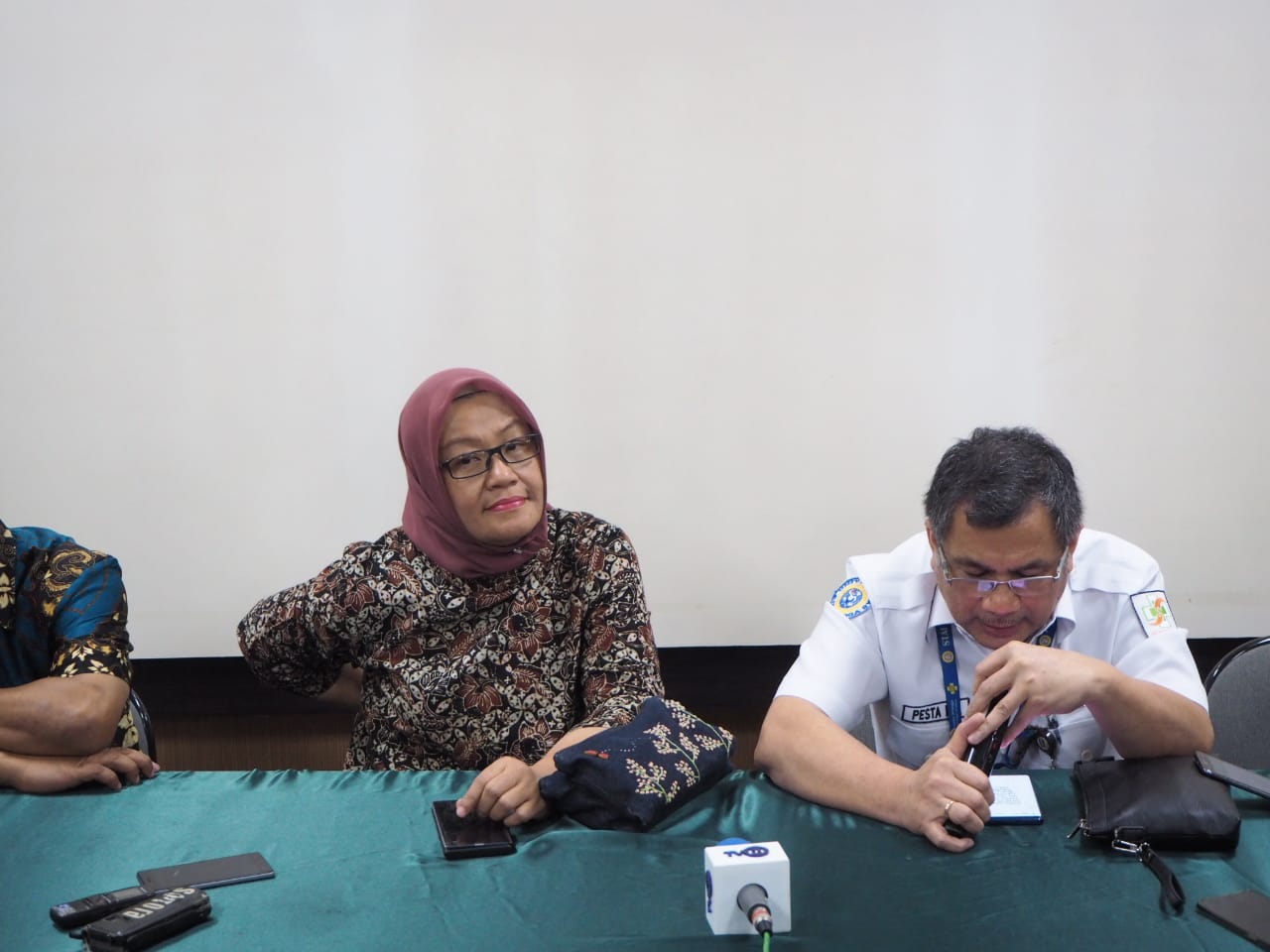 Humas RSUD dr. Soetomo saat memberikan keterangan pers bersama Humas Pemkot dan Kadinkes Surabaya. (Foto: Alief/ngopibareng.id)