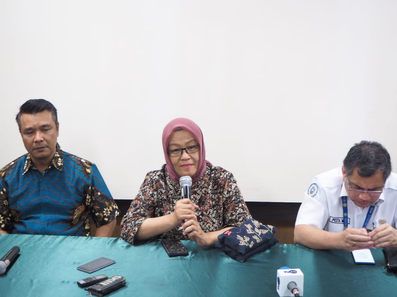 Kadinkes Kota Surabaya bersama Humas Pemkot dan Humas RSUD dr. Soetomo saat memberikan keterangan pers terkait kondisi Walikota Surabaya, Tri Rismaharini. (Foto: Alief/ngopibareng.id)