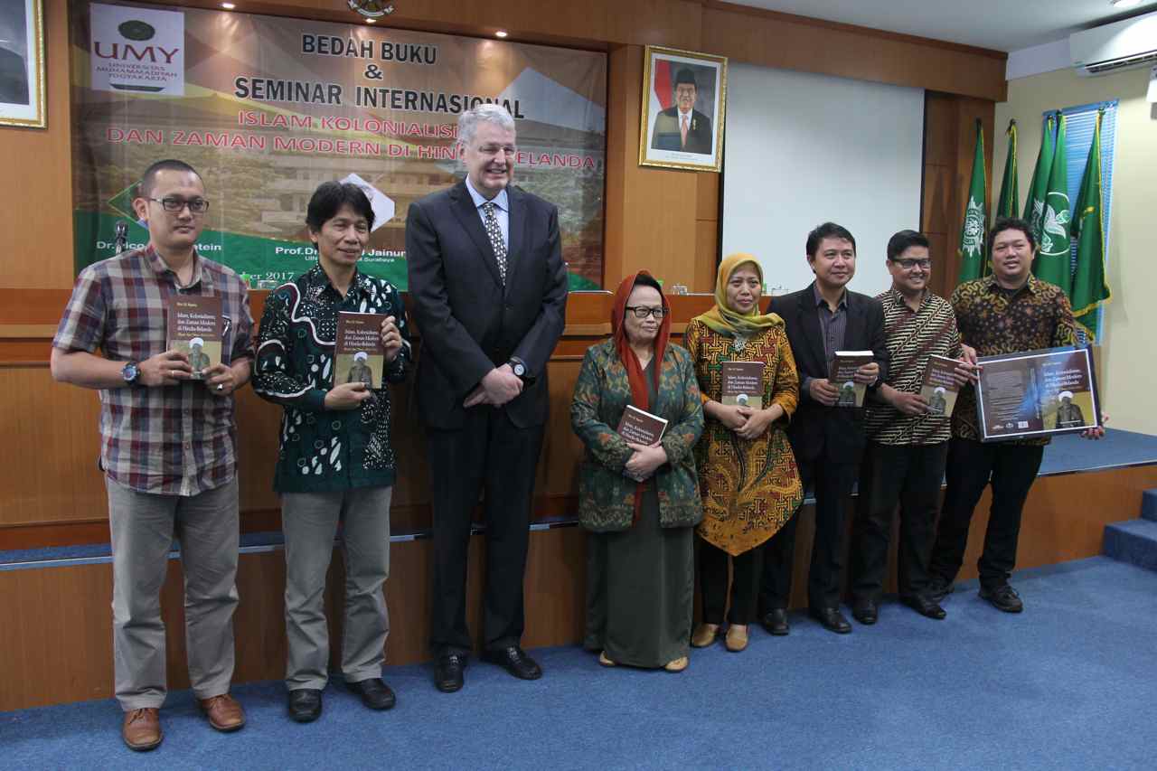 Guru Besar (Profesor) Studi Islam Asia Tenggara di Universitas Leiden, Belanda, Nico JG Kaptein (tengah). (Foto: dok ngopibareng.id)
