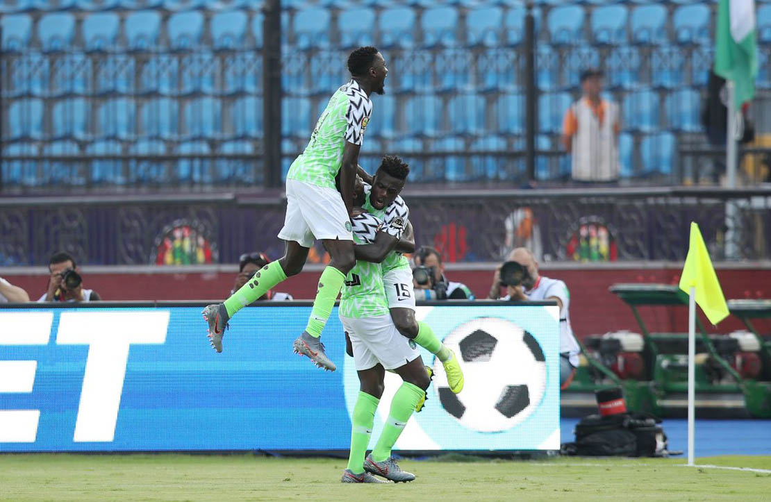 Pemain Nigeria merayakan gol yang dicetak Kenneth Omeruo di menit ke-73 di laga kedua Grup B Piala Afrika 2019. (Foto: Twitter/@CAF_Online)