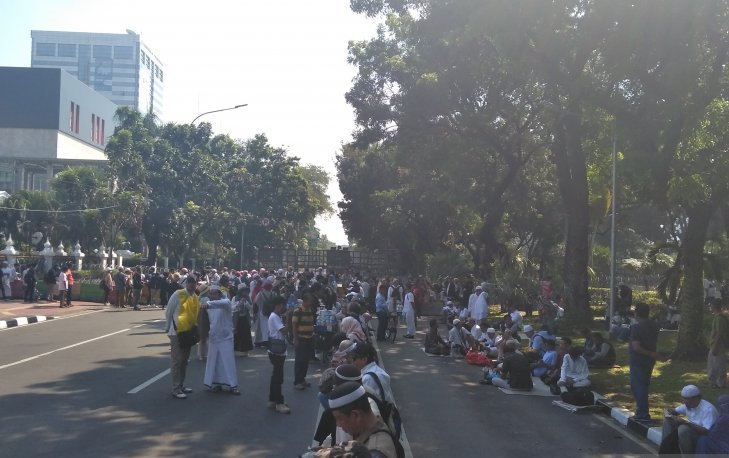 Massa berkumpul di sekitar Gedung Kementerian Pertahanan untuk ikut dalam unjuk rasa jelang sidamg putusan Mahkamah Konstitusi, Kamis 27 Juni 2019. (Foto: Antara/Asep Firmansyah)
