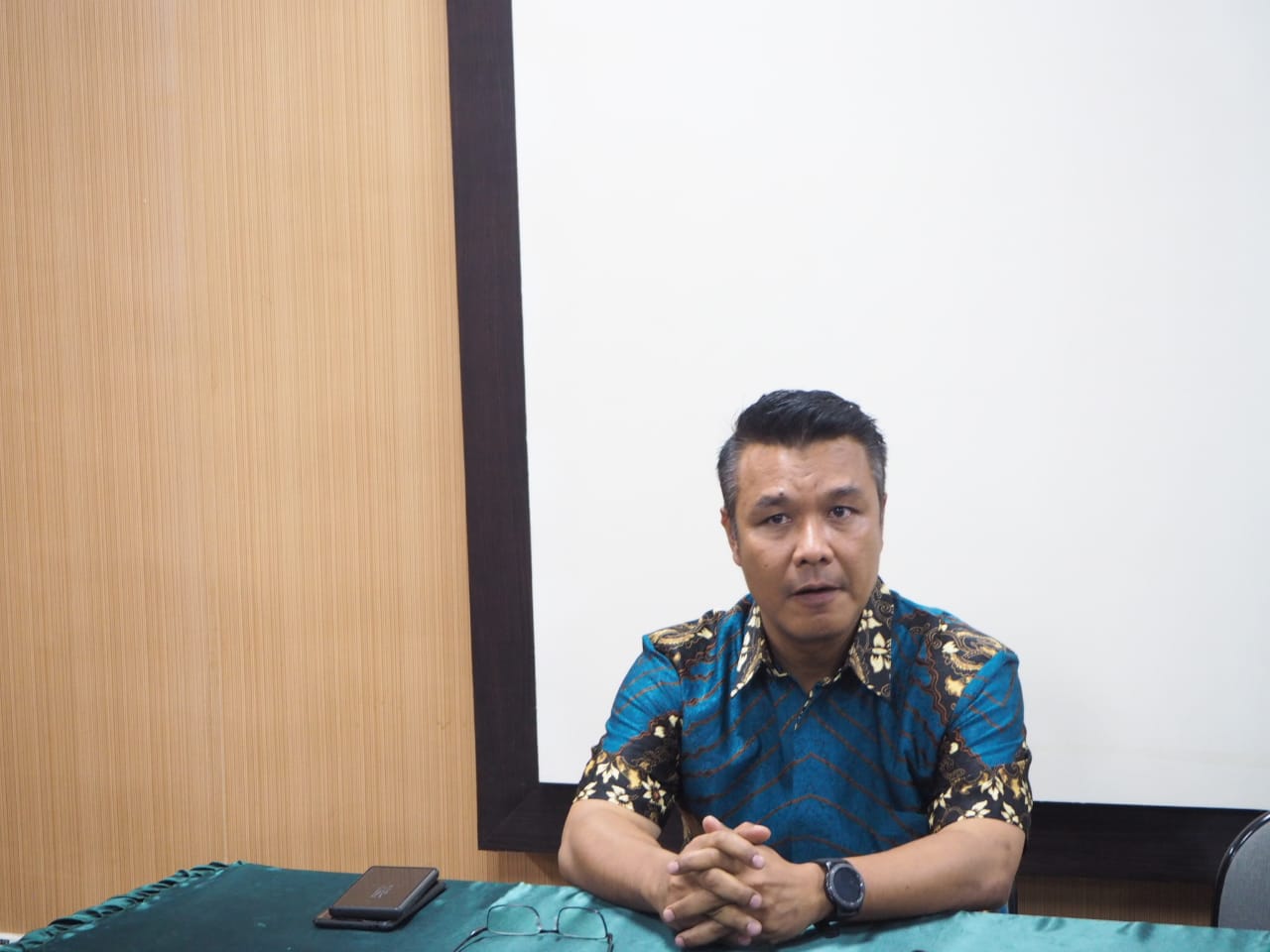Kepala Bagian Humas Pemkot Surabaya, Muhammad Fikser saat memberikan keterangan pers terkait kondisi Tri Rismaharini. (Foto: Alief/ngopibareng.id)