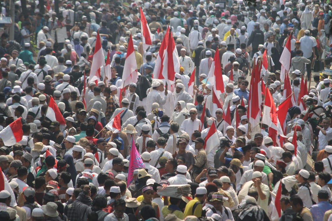 Massa pendukung Prabowo Subianto-Sandiaga Uno memadati kawasan Jalan Medan Merdeka Barat, Kamis 27 Juni 2019. (Foto: Asmanu/ngopibareng.id)
