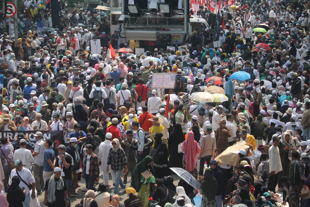 Peserta aksi terus mengaliir memadati Jl Merdeka Barat menjelang putusan MK tentang perselisihan Pilpres 2019. (Foto: Asmanu/ngopubareng.id)