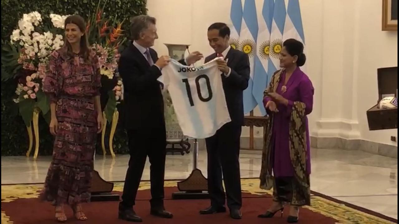 Presiden Jokowi diberi suvenir jersey oleh Presiden Argentina Mauricio Macri di Istana Bogor, Jawa Barat, Rabu 26 Juni 2019.