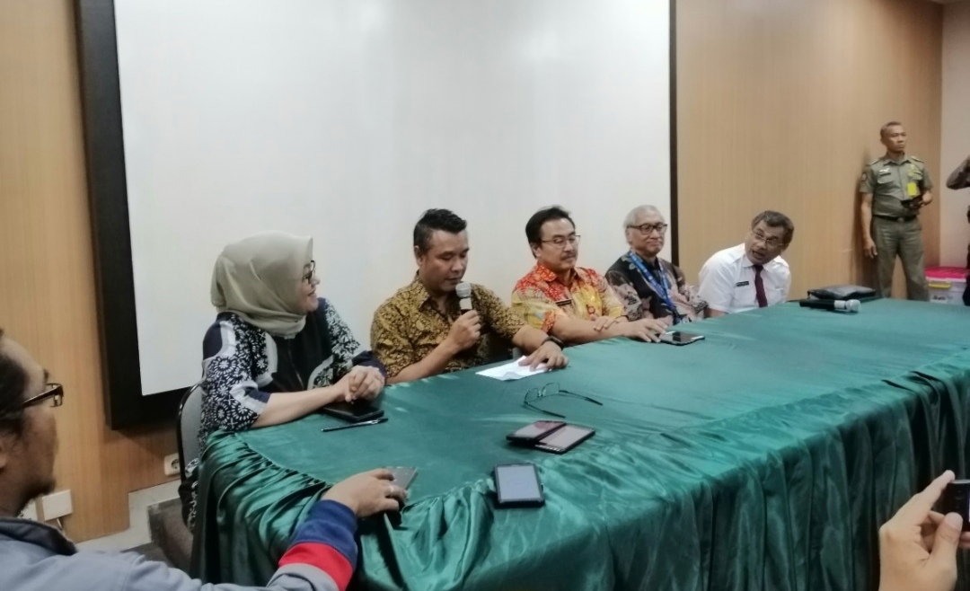 Pihak Pemkot Surabaya serta jajaran dokter yang menangani Risma, saat menggelar konferensi pers di RSUD dr Soetomo, Surabaya, Kamis 27 Juni 2019. (Foto: Farid/ngopibareng.id)