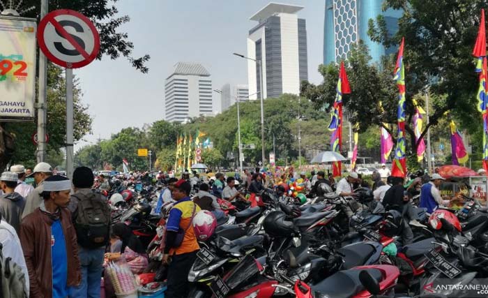 Parkir liar di Jalan Merdeka Selatan saat berlangsungnya sidang MK, hari Kamis. (Foto:Antara)