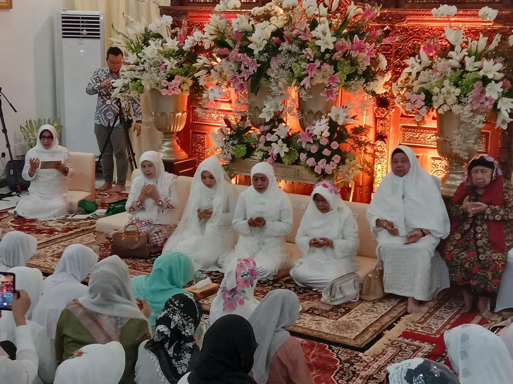 Acara Khotmil Quran jelang pernikahan anak gubernur Jatim, Khofifah Indar Parawansa. (Foto: Faiq/ngopibareng)