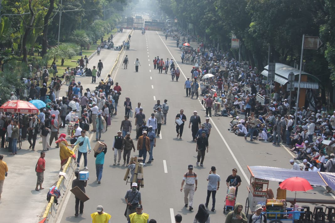 Massa aksi kawal sidang MK mulai membubarkan dan meninggalkan Jalan Medan Merdeka Barat Jakarta Pusat, (Foto: Asmanu/ngopibareng.id)