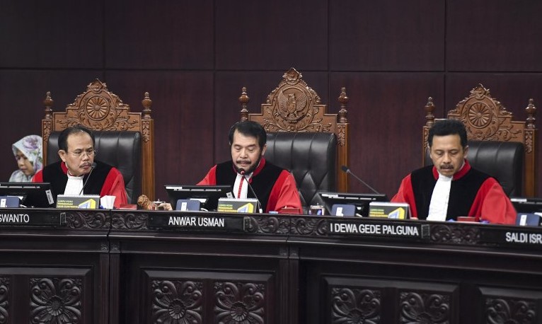 Hakim Mahkamah Konstitusi membacakan putusan sidang PHPU, Kamis, 27 Juni 2019. (Foto: Ant)
