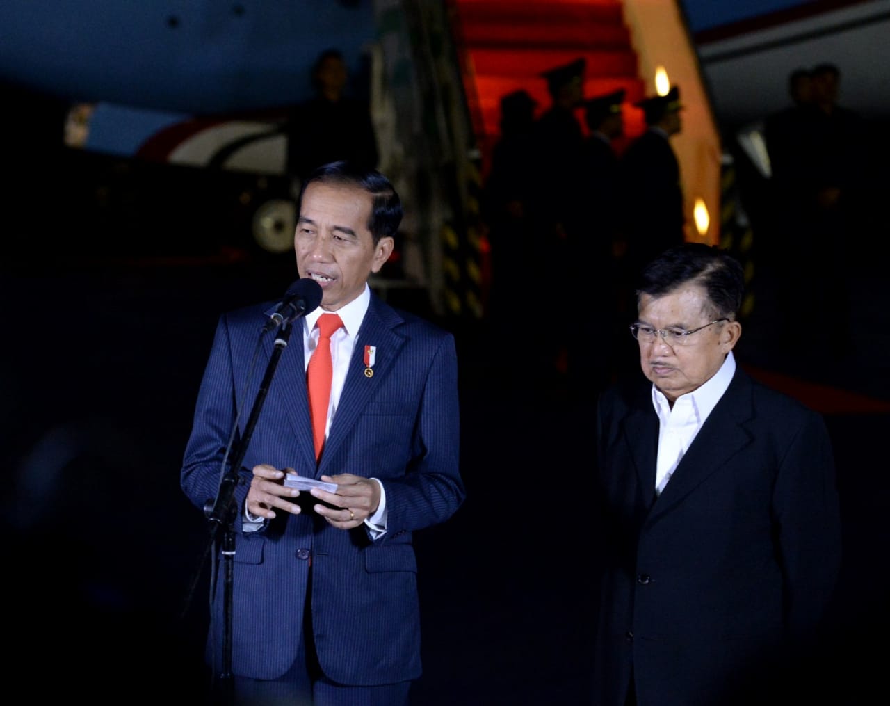 Presiden Jokowi memberikan keterangan pers bersama Wapres Jusuf Kalla di Lanud Halim, Kamis 27 Juni 2019. (Foto: Biro Pers Setpres)