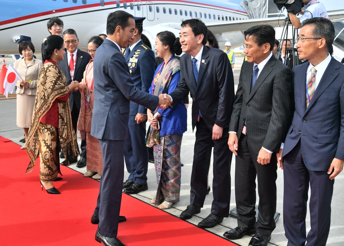Presiden Jokowi beserta Ibu Negara Iriana Jokowi dan rombongan tiba di Bandar Udara Internasional Kansai, Jepang, Jumat 28 Juni 2019. (Foto: Biro Pers Setpres)