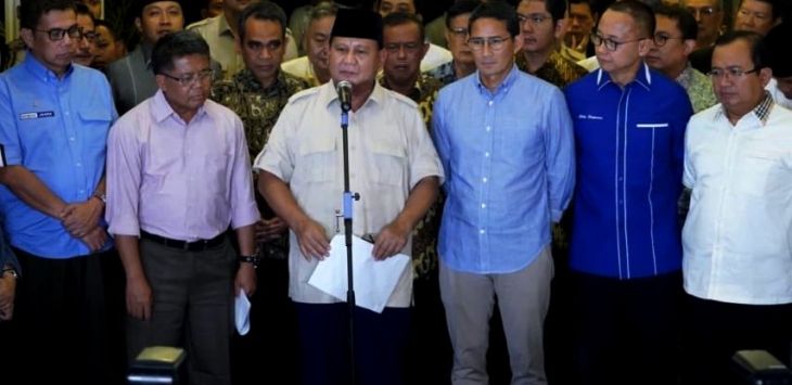 Sandiaga Uno saat mendampingi Prabowo Subianto pidato usai Mahkamah Konstitusi menolak gugatan sengketa Pilpres 2019.