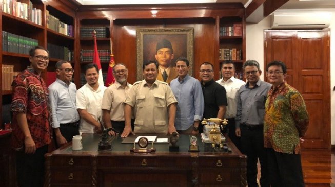 Prabowo-Sandiaga Uno foto bersama tim kuasa hukum. (Foto: Twitter Dahnil Anzar)