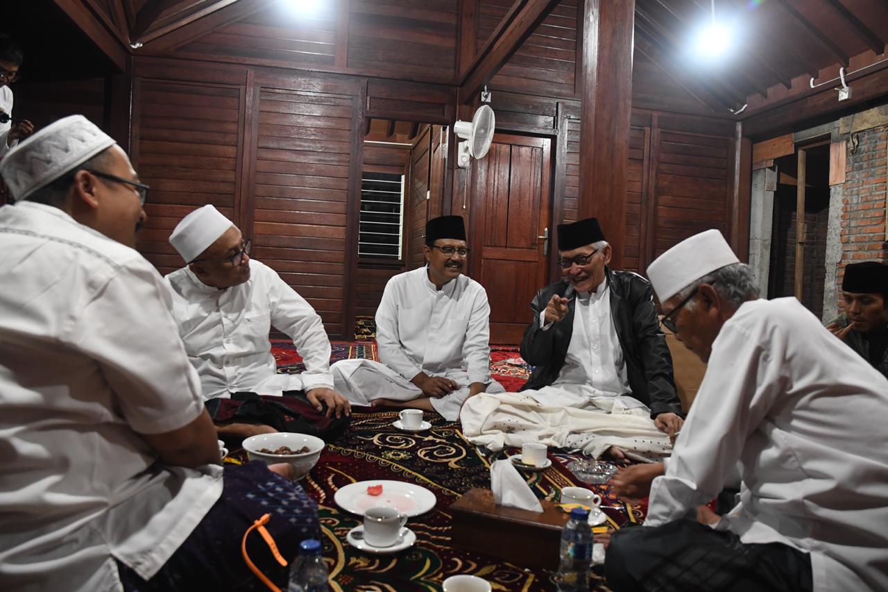 Beberapa kiai sepuh se Jatim saat bertemu di kediaman Saifullah Yusuf (Gus Ipul). (Foto: istimewa)