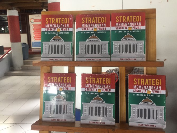 Buku Strategi Memenangkan Pemilu di Mahkamah Konstitusi karya Denny Indrayana.