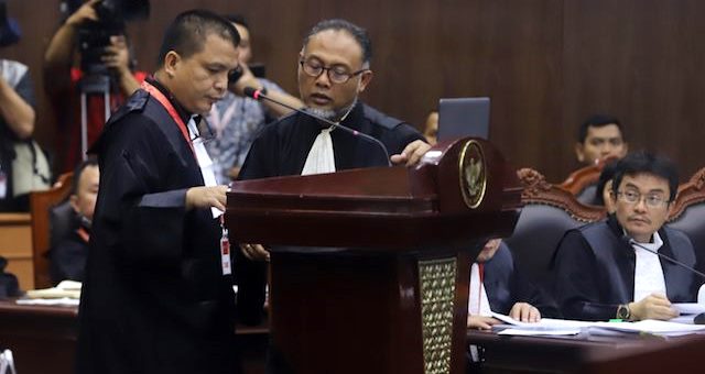 Denny Indrayana (kiri) menjadi bagian dari tim hukum kubu Prabowo-Sandiaga Uno dalam sengketa Pilpres 2019 di Mahkamah Konstitusi (MK).