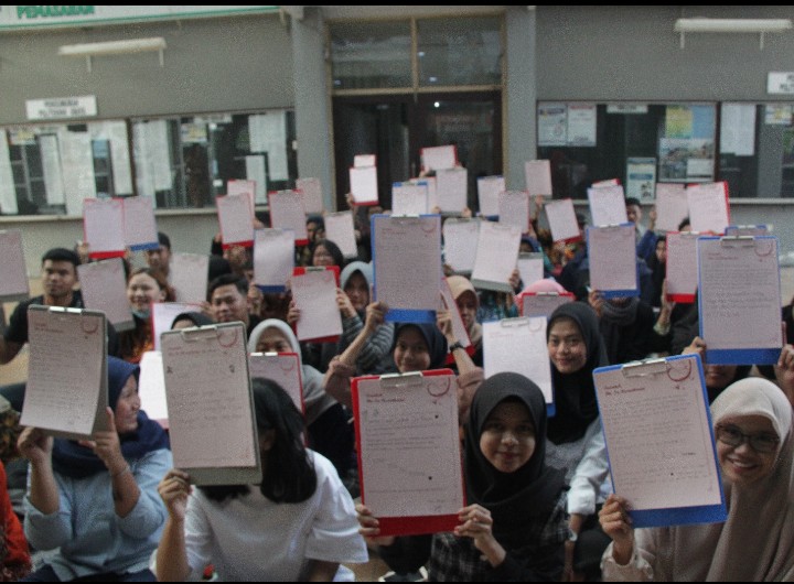 Puluhan mahaiswa Poltek Ubaya saat menunjukan surat di tulis untuk Tri Risma.  (Foto: istimewa) 