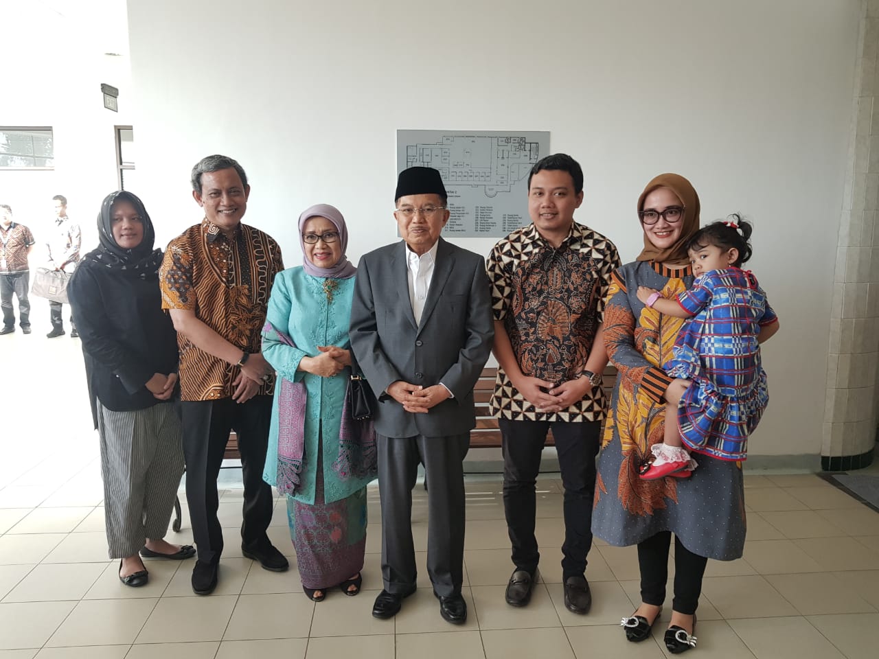 Jusuf Kalla berfoto dengan keluarga Tri Rismaharini di RSUD Dr. Soetomo Surabaya. (Foto: Istimewa)  
