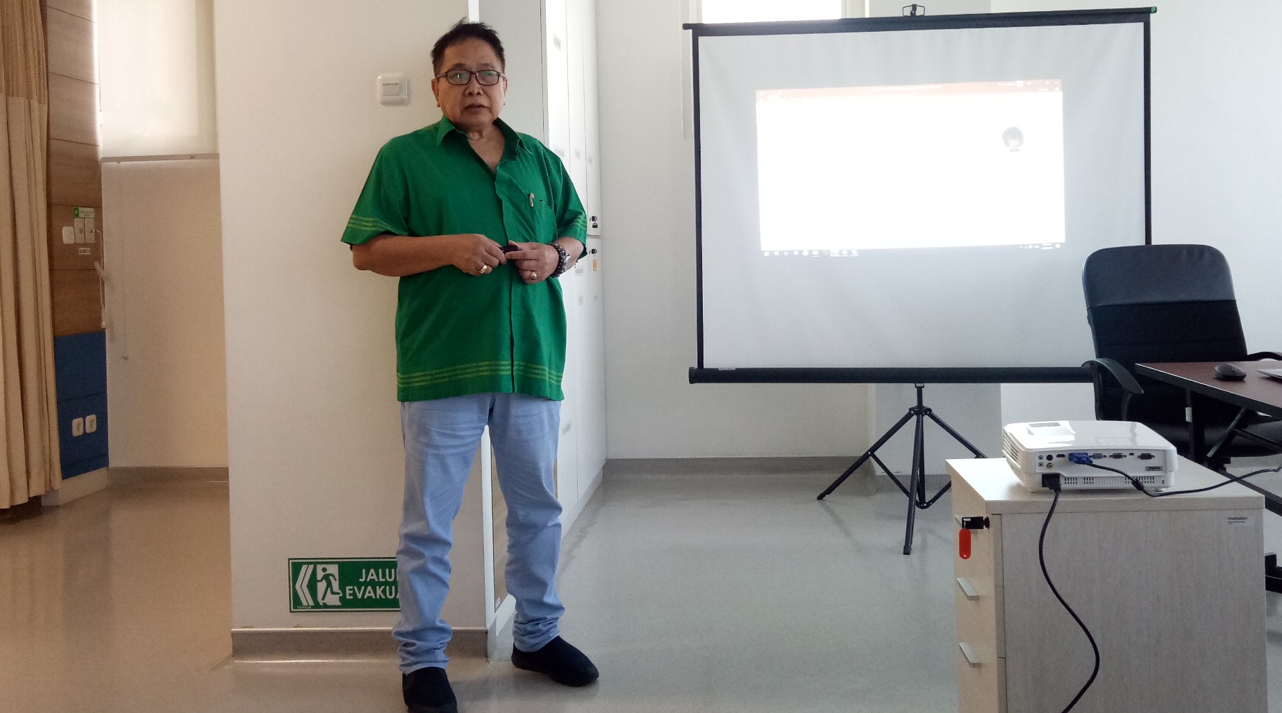 dr. Bambang Widjanarko Sp. Rad (K) Onk. Rad spesialis Radiasi dari AHCC yang didapuk menjadi pembicara dalam health talk Peran Radioterapi Pada Kanker Otak', Jum'at 28 Juni 2019. (Foto: Pita/ngopibareng.id) 