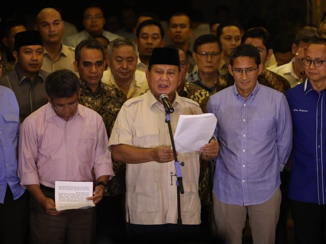 Prabowo dan koalisi adil makmur mengadakan pertemuan internal pasca putusan MK. Hasilnya koalisi adil makmur secara resmi dibubarkan. (Foto: Antara)