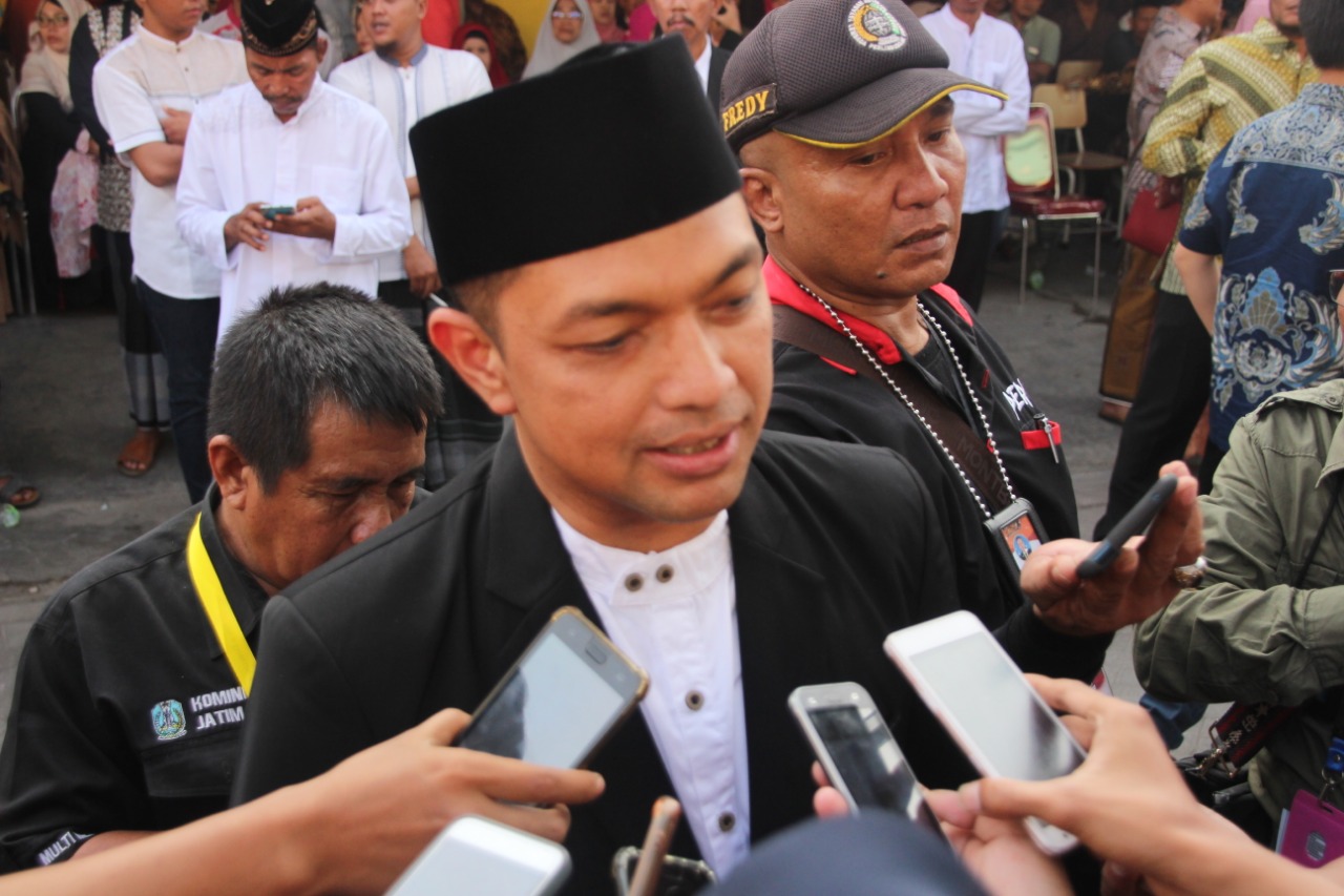 Gus Hans saat berada di kediaman Gubernur Jawa Timur Khofifah Indar Parawansa, usai acara akad nikah dari Patimasang Mannagalli. (Foto: Faiq/ngopibareng.id)