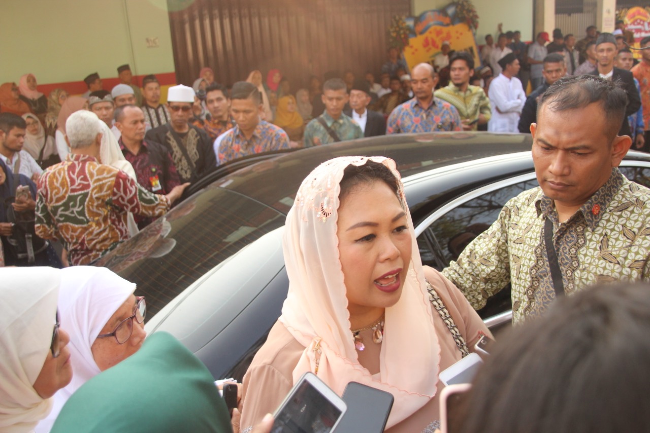 Yenny Wahid usai acara akad nikah putri Gubernur Jatim, Khofifah Indar Parawansa, Jumat 28 Juni 2019. (Foto: Faiq/ngopibareng.id)