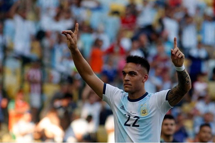 Penyerang Argentina, Lautaro Martinez berselebrasi usai mencetak gol ke gawang Venezuela. (Foto: Instagram@CopaAmerica)
