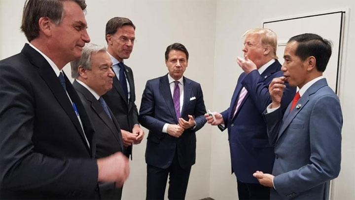 Presiden Brasil Jair Bolsonaro (kiri) berbincang santai sambil makan permen bersama Presiden Jokowi dan Presiden Amerika Donald Trump di Konferensi Tingkat Tinggi (KTT) G-20 di Osaka, Jepang.