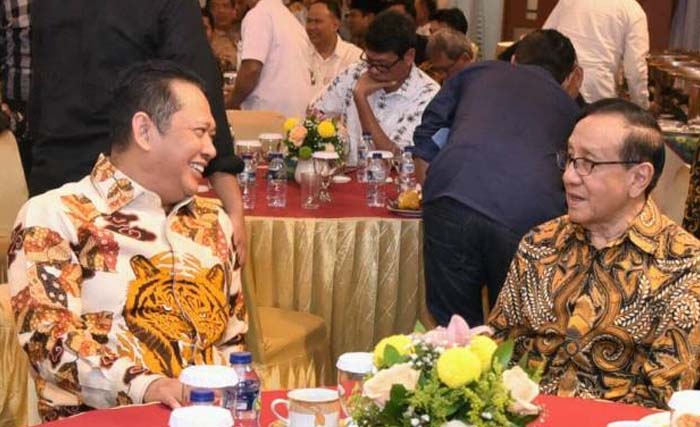 Akbar Tandjung (kanan) dan Bambang Soesatyo dalam suatu kesempatan. (Foto: Dok.Antara)