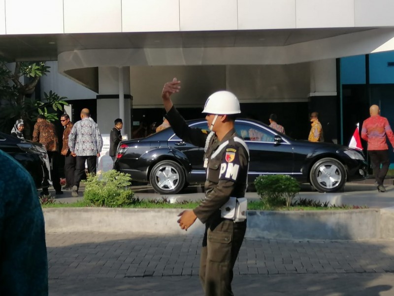 Wakil Presiden Jusuf Kalla saat tiba di RSUD Dr. Soetomo Surabaya menjenguk Wali Kota Surabaya, Tri Rismaharini. (Foto: Alief/ngopibareng.id)