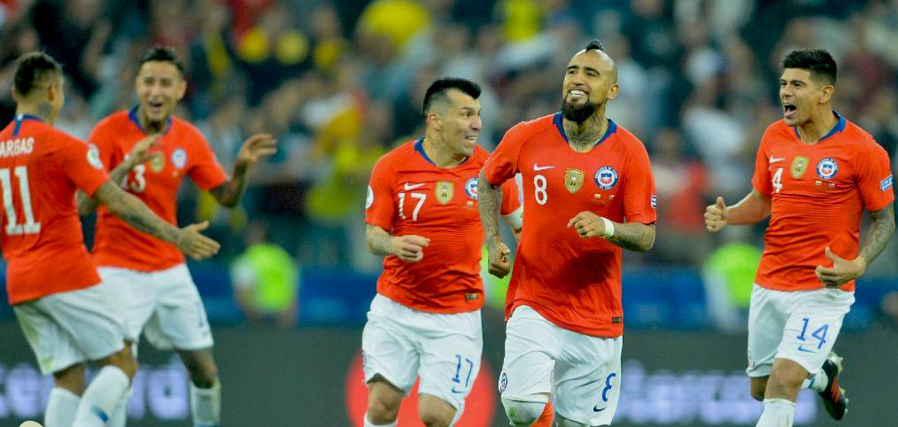 Timnas Chili melaju ke semifinal setelah mengalahkan Kolombia via adu penalti. (Foto: Twitter/@