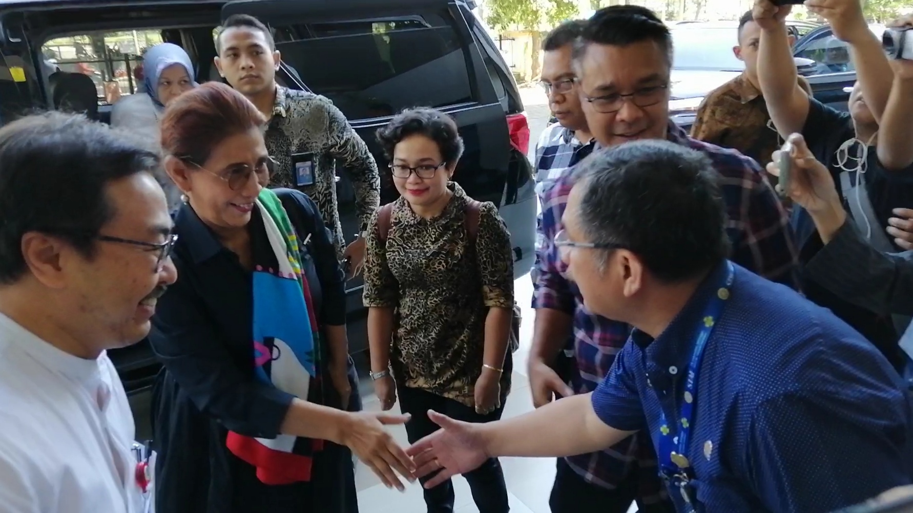 Menteri Susi saat tiba di RSUD dr Soetomo, Surabaya, Sabtu, 29 Juni 2019. (Foto: Farid/ngopibareng.id) 