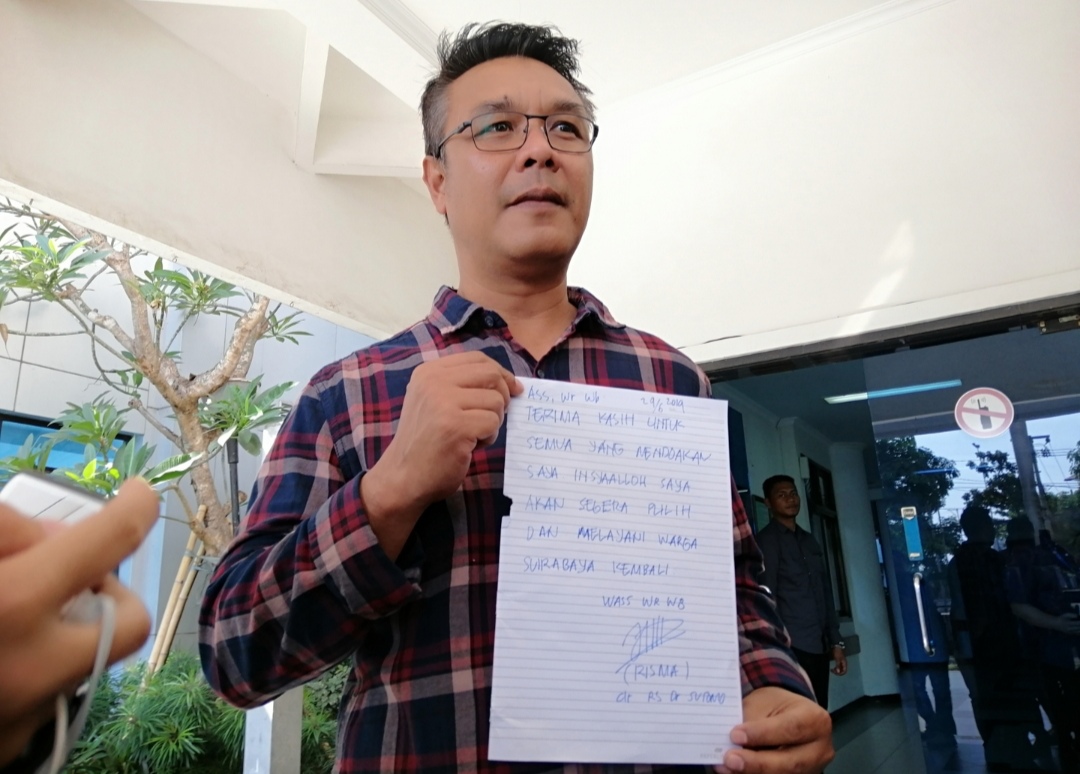 Kabag Humas Pemkot Surabaya M Fikser Tunjukkan Surat Risma. (Foto: Farid/ngopibareng.id)