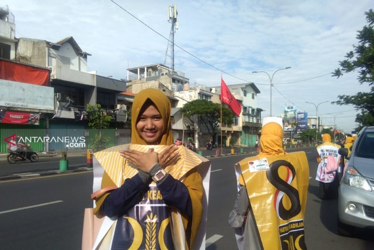 Sejumlah kader dan simpatisan Partai Keadilan Sejahtera menggelar kampanye kreatif berupa "flashmob" menjelang Pemilu 2019 di sepanjang Jalan Kusuma Bangsa hingga Jalan Kedung Cowek Kota Surabaya, Jawa Timur, Minggu. (istimewa)